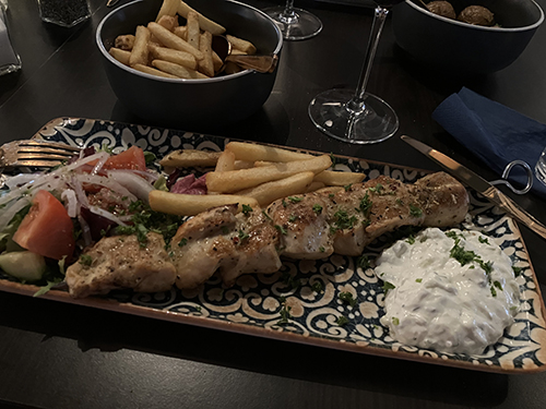 Kycklingspett strips grönsaker tzatziki Opa