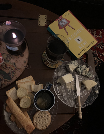 Ost kex vin och boken Lektioner i kemi