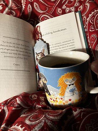 Läsning och kaffe på sängen