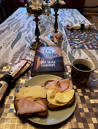 Lunchmackor kaffe och boken Det låsta rummet