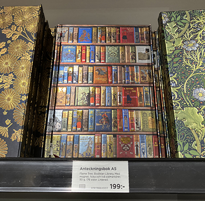 Fin anteckningsbok med böcker på pärmen