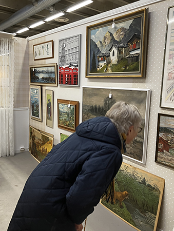 IM tittar på tavlor Helping Hand