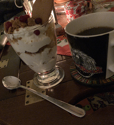 Pepparkaksdessert med lemoncurd och grädde samt kaffe nyår 2022