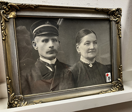 Svartvitt foto på gammalt par Röda Korset