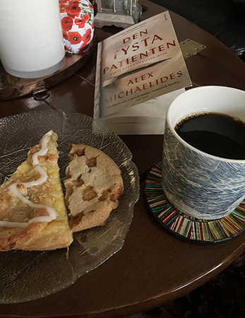 Söndagsfika med danskt wienerbröd halv cookie och boken Den tysta patienten