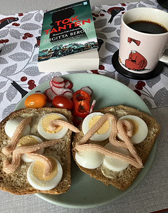 Hemmalunch med äggmackor kaffe och Toktanten