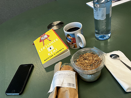 Lättlunch på jobbet med boken Lektioner i kemi