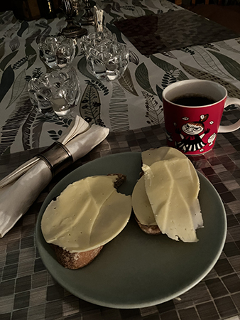 Två ostmackor och kaffe