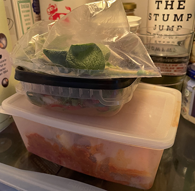 Annas mat till mig i burkar i kylen