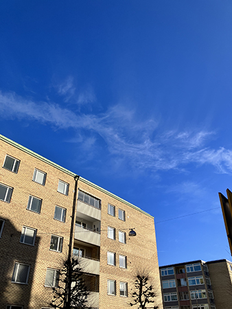 Blå himmel och gult hus på Main Street