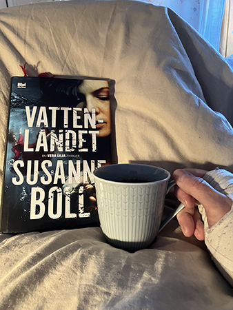 Boken Vattenlandet och kaffe på sängen
