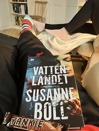 Eftermiddagsvila i var sin fåtölj med bok och choklad