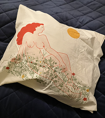 Kudde med naken tjej på örngottet