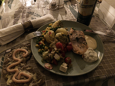 Lax potatis grönsaker och knäcke med kaviar