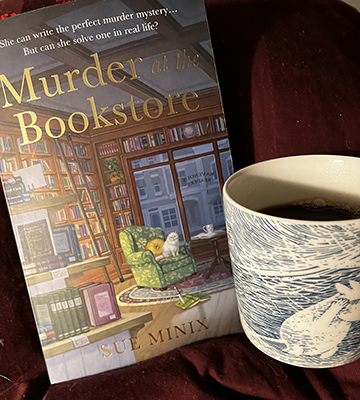 Boken Murder at the bookstore och kaffe på sängen