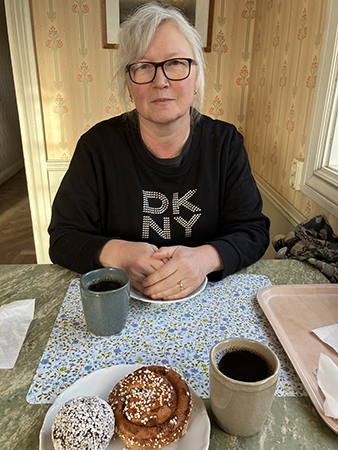 Anna fikar på Odinsborg i Gamla Uppsala