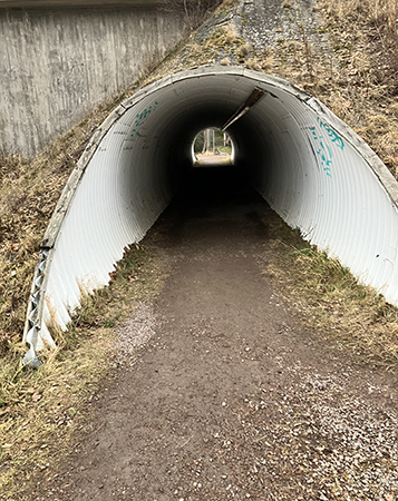 Tunnel under en kanalbro