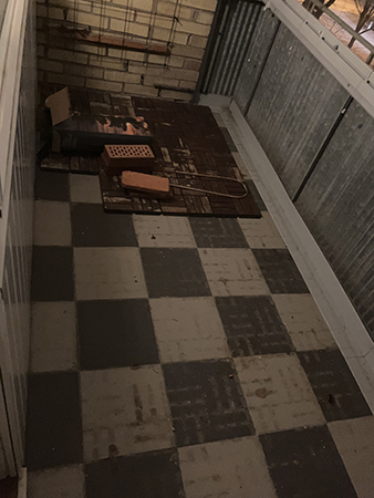 Golvplattorna på balkongen bort