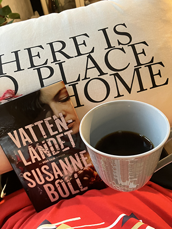 Kaffe och boken Vattenlandet i FEMs kökssoffa