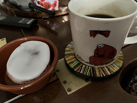 Katalan och skitig Muminmugg med kaffe