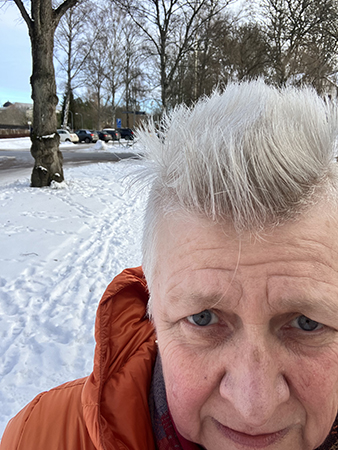 Selfie på väg på snöiga gångstigar för att ta bort stygn