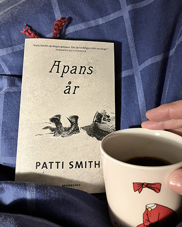 Apans år och kaffe på sängen