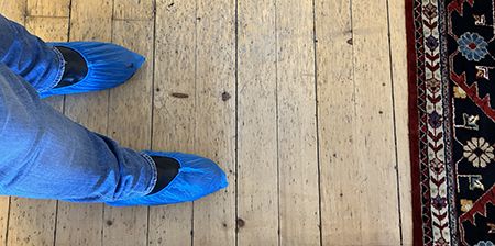 Blåa tossor på fötterna på mottagningen