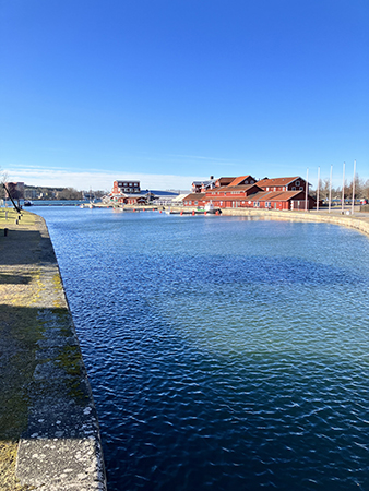 Från en bro över vattnet mot hamnen