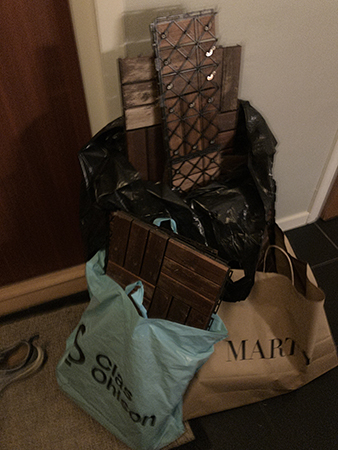 Golvplattor från balkongen i säck och påsar