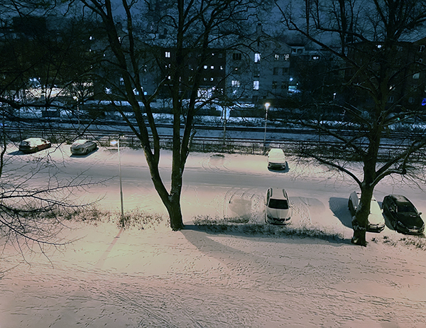 Snöig fredagkväll på Österplansparkeringen Snöig fredagkväll på Österplansparkeringen