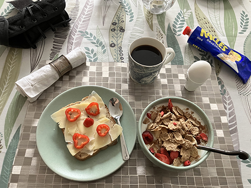 Söndagsfrukost med fil ägg macka och kaffe