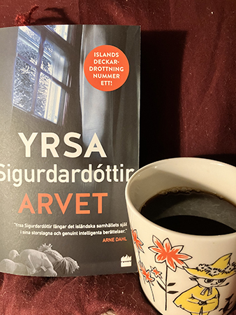 Boken Arvet och kaffe på sängen
