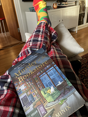 Boken Murder at the bookstore i knäet