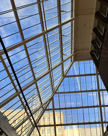 Glastak blå himmel utanför