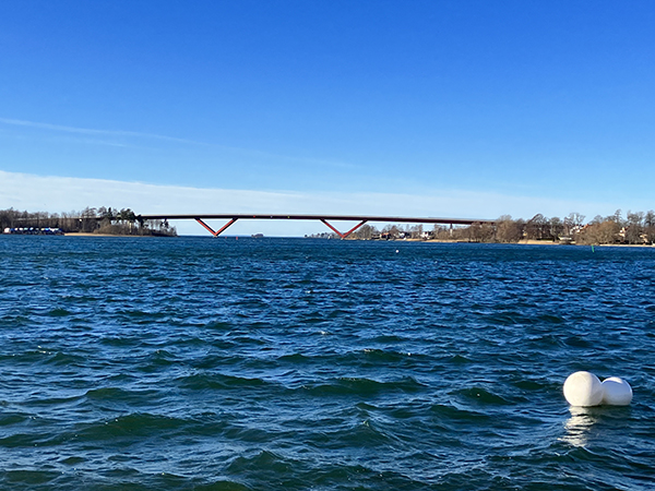 Blått vatten blå himmel och Motalabron
