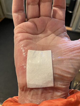 Plåster över ärret högerhanden