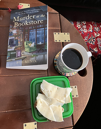 Eftermiddagsfika med bananbrödsmackor och boken Murder at the bookstore