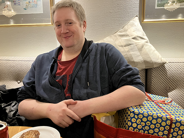 Johan 32 med sitt stora paket från oss