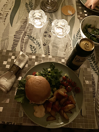 Kycklingburgare med sallad klyftpotatis Kycklingburgare med sallad klyftpotatis