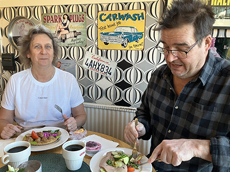 Vännerna FEM och Finske Pinnen fikar hos Ubbes på Ekön