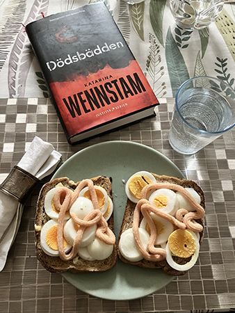Äggmackor och boken Dödsbädden till lunch