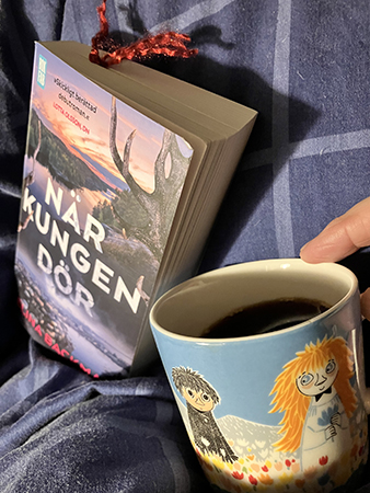 En bit in i boken När kungen dör och kaffe på sängen