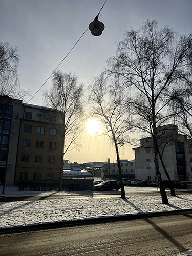 Februaridag med två lampor varav en sol