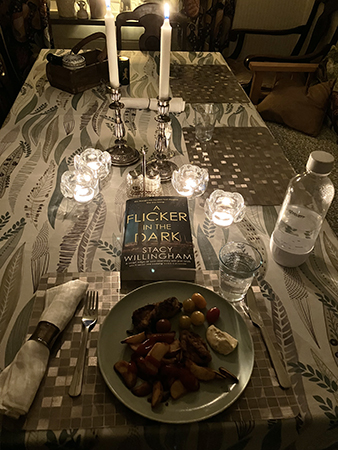 Kycklingmiddag och boken A flicker in the dark