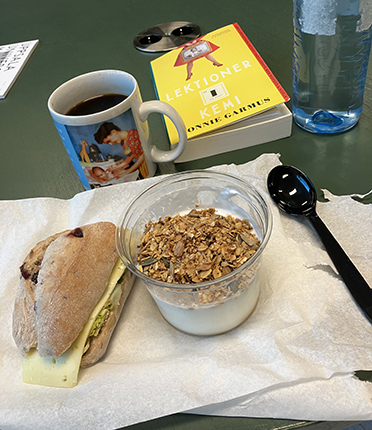 Lättlunch och sista sidorna i boken Lektioner i kemi