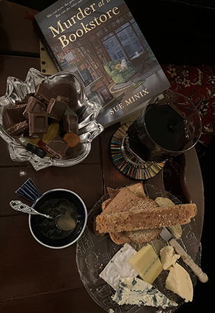 Lördagsgodis ostar kex vin och boken Murder at the bookstore
