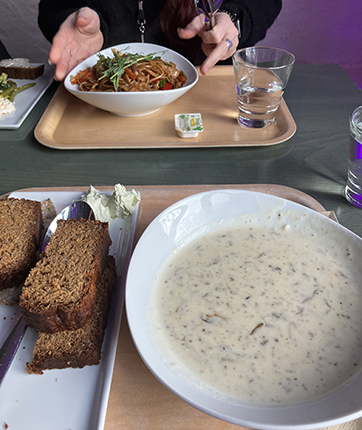 Trattkantarellsoppa och en kamrat som äter wok Trattkantarellsoppa och en kamrat som äter wok