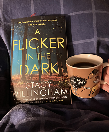 Bok och kaffe på sängen