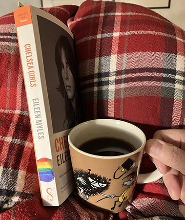 Boken Chelsea girls pärmrygg och kaffe på sängen