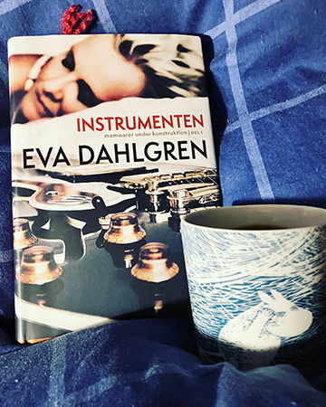 Boken Instrumenten och kaffe på sängen i Mumin snöstormmugg